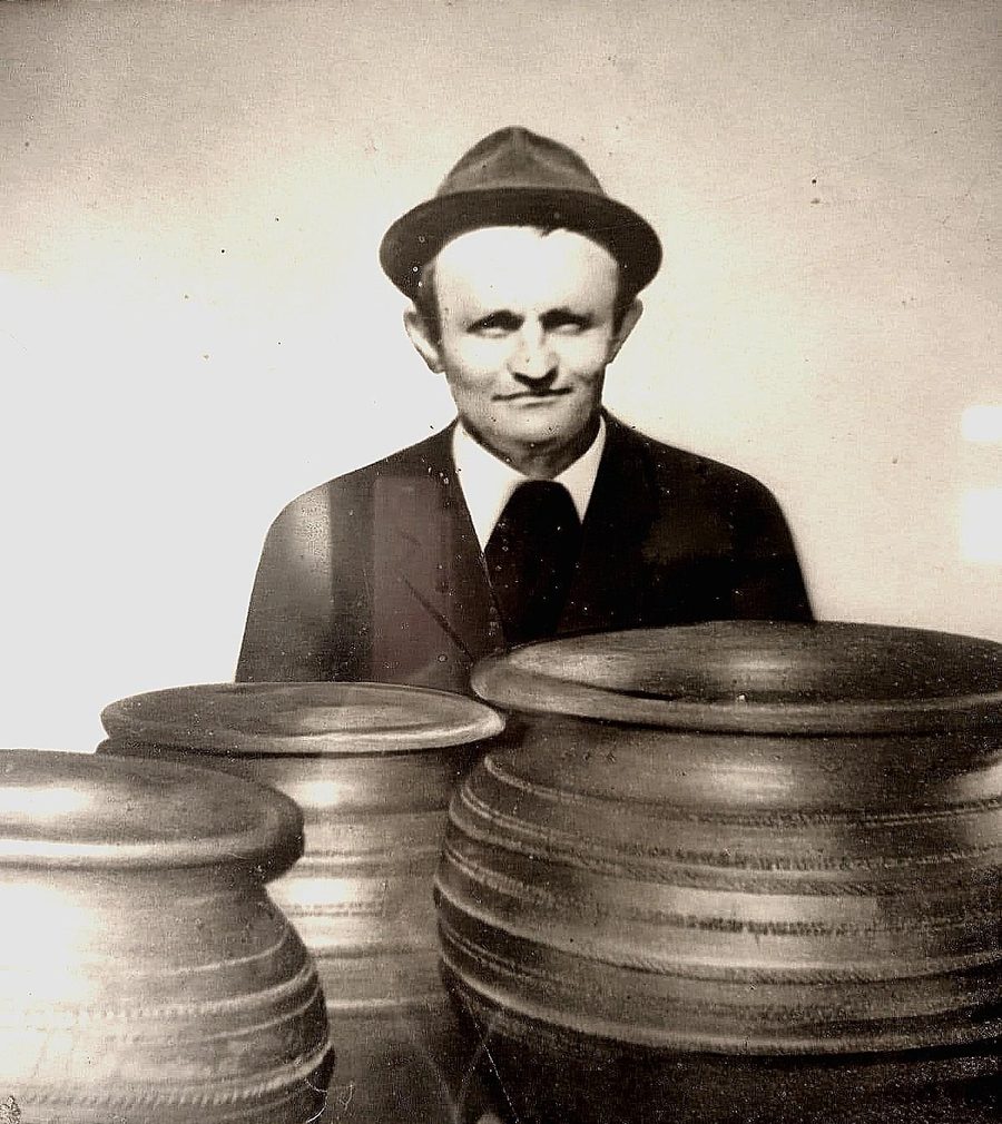 Osnivač radionice grnčarije Braća Šunjevarić, fotografija iz 1973. godine